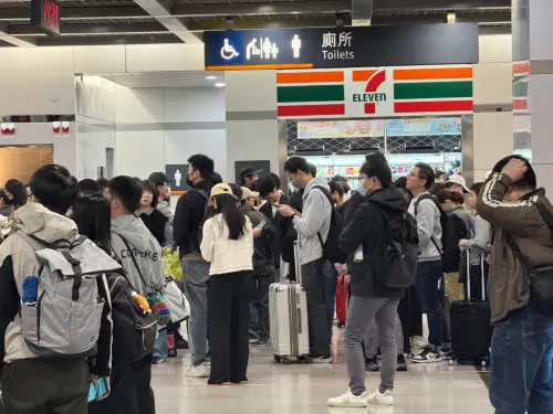 ▲南港高鐵站電梯、手扶梯入口處人潮塞成「貪食蛇」。(圖/記者黃韻文攝) ▲南港高鐵站電梯、手扶梯入口處人潮塞成「貪食蛇」。(圖/記者黃韻文攝)