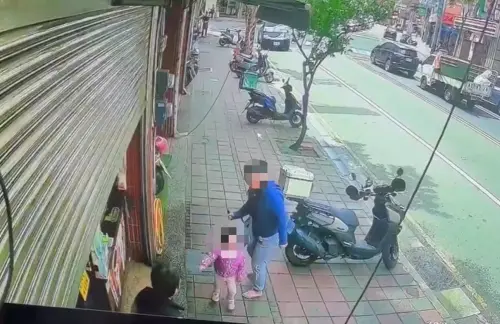影／桃園隨機傷人！婦人買飲料突抓狂　持刀攻擊無辜3歲女童
