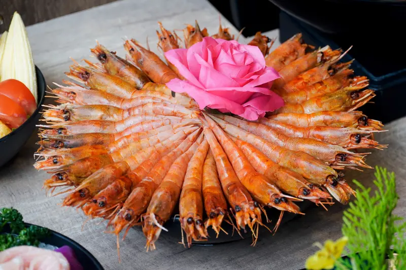 ▲馬辣集團旗下10大品牌5月份優惠公開，即日起至5月31日止，只要身分證等證件對中「9,2,8」(就愛媽)任二碼(可重複例如99，22)，或是姓名有「馬、辣、慶」任一字（同音同字），10個品牌都將享有專屬優惠，例如天使紅蝦吃到飽等。（圖／馬辣集團提供）