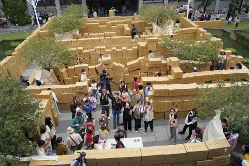 ▲「花園城市探索」讓孩子用紙箱堆疊出超過自身兩倍高的建築，學習力學原理。（圖／屏東縣府提供）