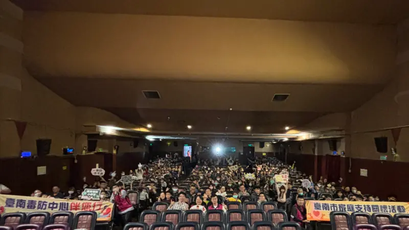 ▲南市府毒品危害防制中心與全美戲院合作播映「荒野機器人」，以寓教於樂方式融入反毒知能，活動吸引了300位親子入場。（圖／南市府衛生局提供）