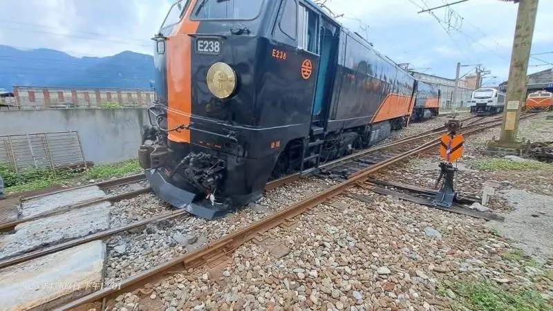▲鳴日號列車於花蓮站脫軌。（圖／翻攝畫面）