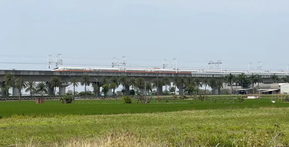 ▲高鐵清明連假第一天受到地震影響，影養部分班次，就有民眾意外拍下高鐵列車停駛軌道上的靜止畫面。（圖／Threads@taifan422授權提供）