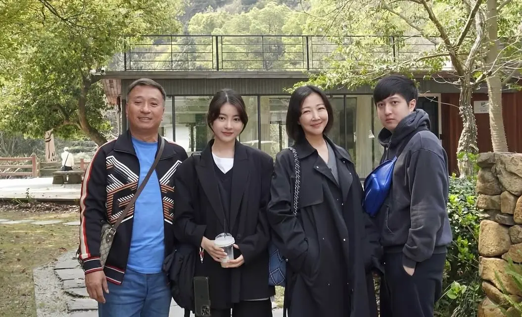 ▲藝人余皓然（右二）近日在IG分享全家福，一家4口高顏值幸福合影畫面超引人注目，22歲女兒韓菲（左二）超仙氣質獲封「最正星二代」  成最大亮點！（圖／余皓然 IG）