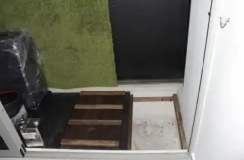 ▲四歲女童江雨惠生前一年被迫睡在臥室外陽台花槽的狹小空間，並遭殘忍虐待。（圖／翻攝自臉書）