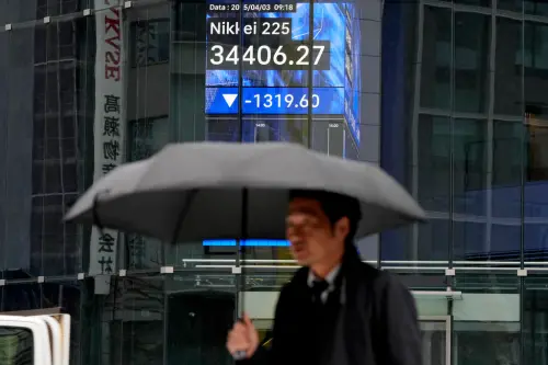 日股早盤一度重挫逾1600點。(圖/美聯社/達志影像) ▲日股早盤一度重挫逾1600點。(圖/美聯社/達志影像)