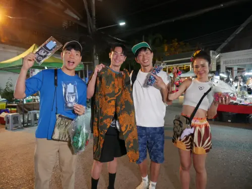 ▲八弟(左起)、Max、阿傑和雷艾美逛清邁夜市,買了一堆炸昆蟲,體驗在嘴裡爆漿的震撼口感。(圖/三立提供) ▲八弟(左起)、Max、阿傑和雷艾美逛清邁夜市,買了一堆炸昆蟲,體驗在嘴裡爆漿的震撼口感。(圖/三立提供)