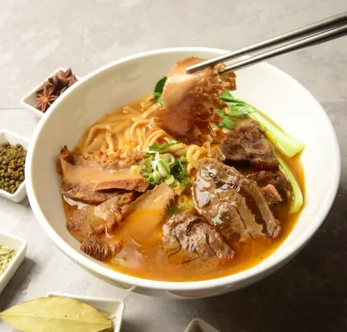▲「天東86牛肉麵」的「香麻牛魔王雙料冠軍麵」，湯濃料多。（圖／翻攝天東86牛肉麵臉書）