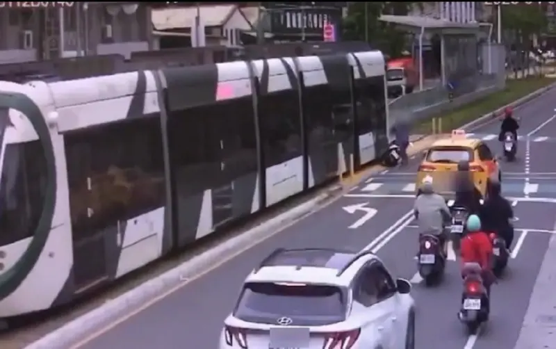 ▲今天中午1名盧姓女騎士騎乘普通重型機車疑違規左轉，與同向行駛的輕軌列車發生擦撞，警方將對盧女違規行為開罰並函送法辦。(圖／三民二警分局提供)