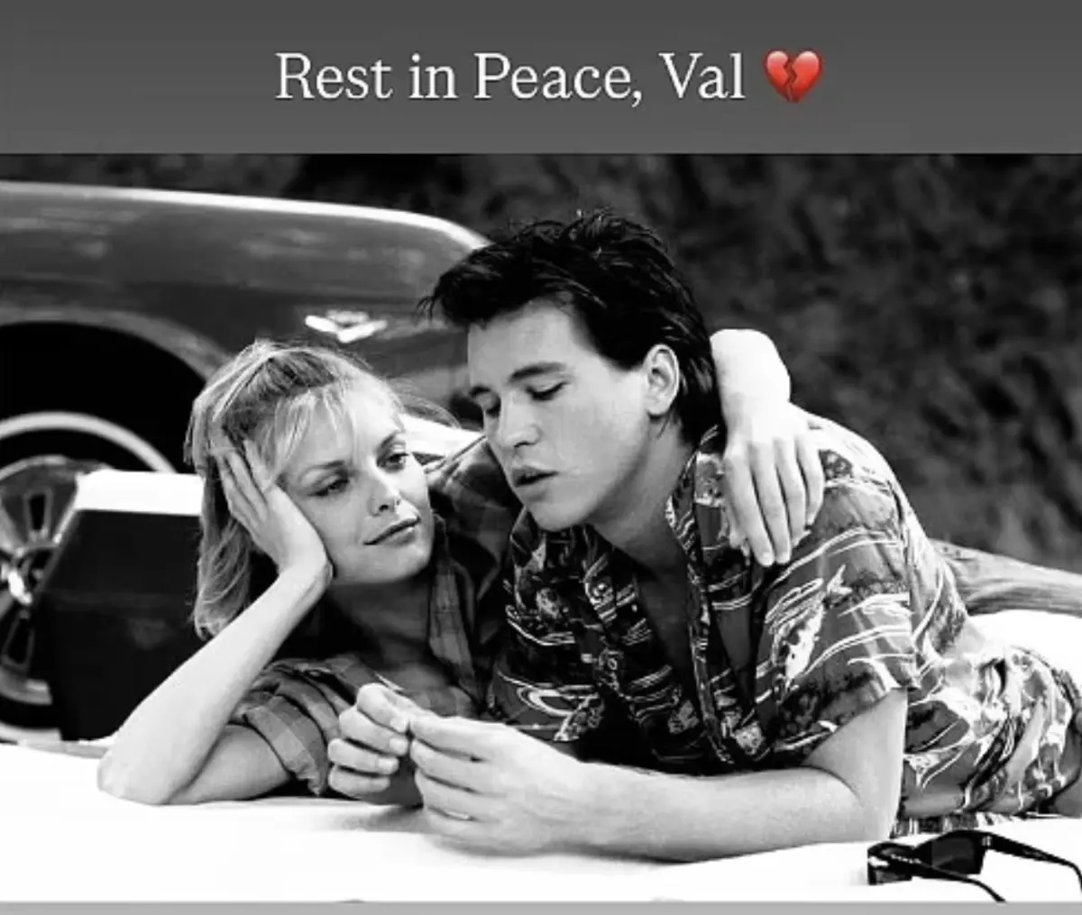 ▲「經典貓女」蜜雪兒菲佛（左）發布與曾扮演「蝙蝠俠」的方基墨早年一起演出電視教育影片的劇照，哀悼他的離世，願他安息。在《蝙蝠俠3》演「謎天大聖」的金凱瑞，也發言表示方基墨是劃時代的天才。（圖／摘自IG）