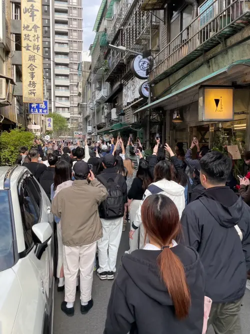 ▲粉絲聚集店門口，只為一睹木村拓哉身影。（圖／讀者）