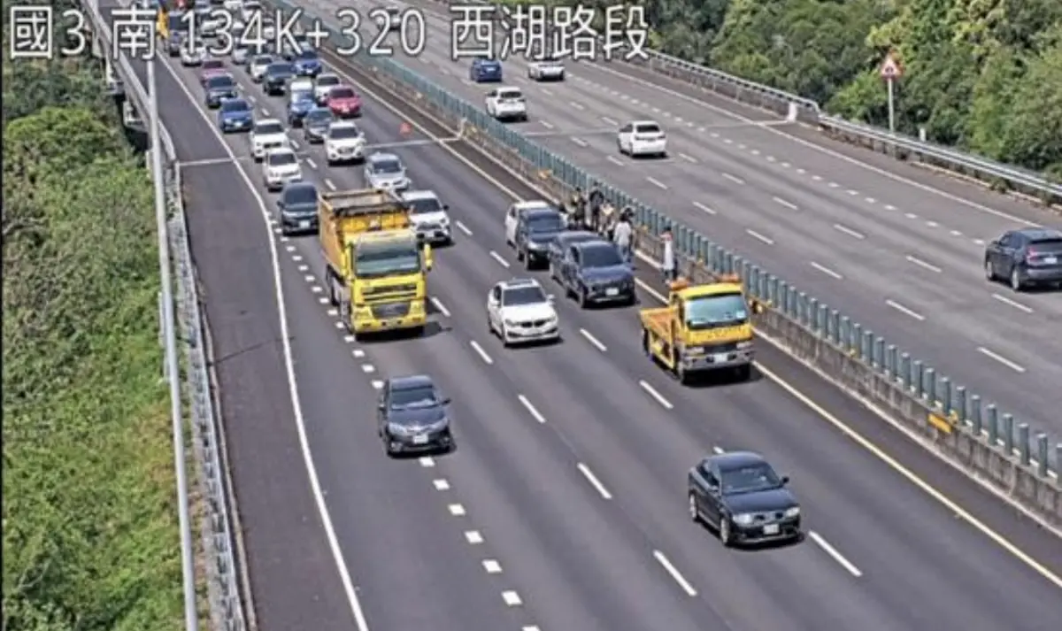 ▲國 3 南向 134.2 公里處發生 4 輛小客車追撞事故。（圖／高公局）