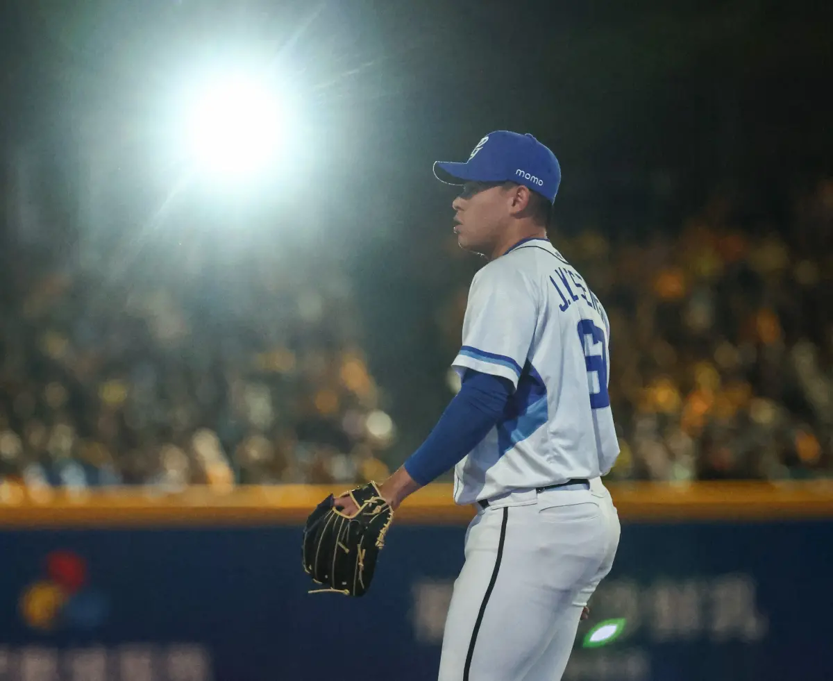 ▲富邦悍將終結者曾峻岳伴隨著LED燈光秀出場。（圖／富邦悍將提供）