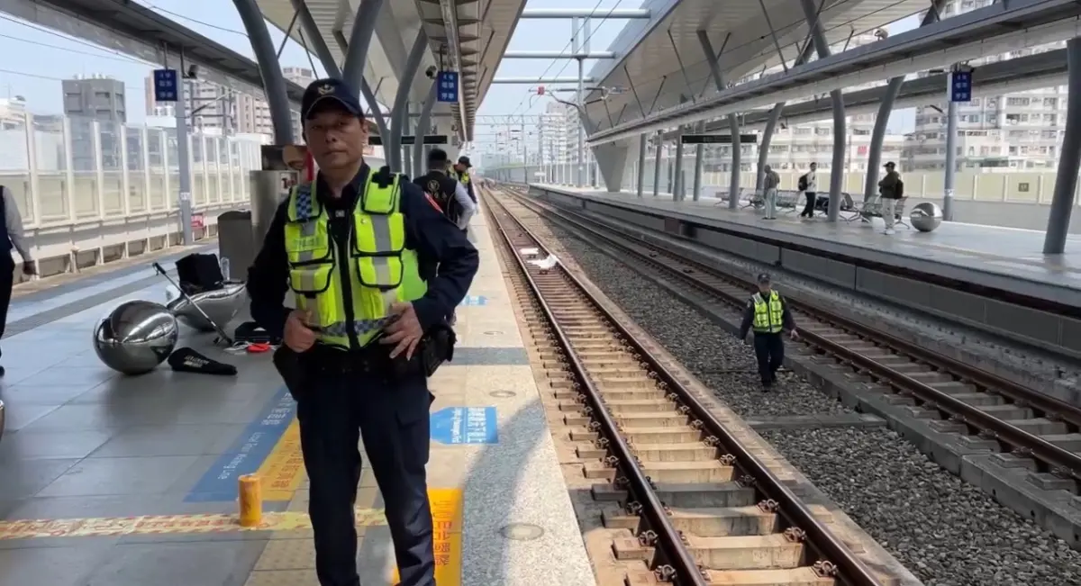 ▲一名64歲吳姓男子今（3）日上午10點多，因不明原因突然落軌，當場遭正在過站的162次普悠瑪列車撞擊，當場死亡。（圖／翻攝畫面）