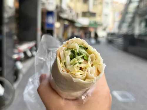 ▲立春習俗之一就是咬春，記得吃潤餅、春捲，代表迎接春天來臨。（圖／記者葉盛耀攝）