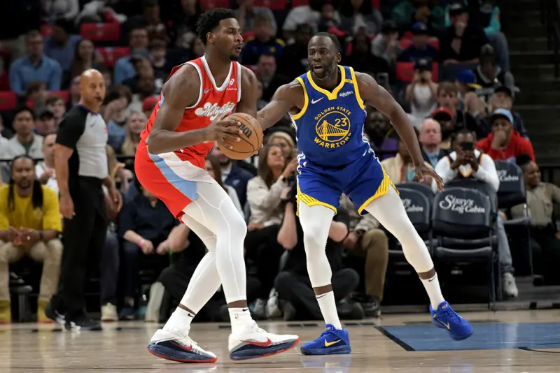 ▲灰熊中鋒「JJJ」Jaren Jackson Jr.（圖左）因犯規困擾僅打31分鐘便六犯離場，影響了球隊最後的競爭力。雖然作為對手這是好事，但勇士明星大前鋒Draymond Green（圖右）站在惜才的角度，也勸誡Jackson不該一直隨便犯規。（圖／美聯社／達志影像）