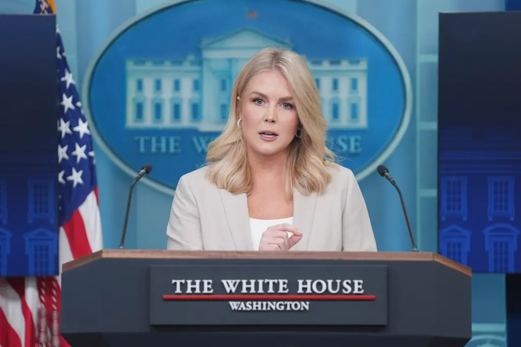 ▲美股3日開盤後各主要指數齊聲重挫，道瓊工業指數暴跌超過1400點，對此，美國白宮發言人萊維特（Karoline Leavitt）回應表示，「對於華爾街的任何人，我想說的是，請相信川普總統」。（圖／美聯社／達志影像）