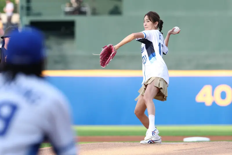 ▲賈永婕身穿悍將球衣，到新莊球場開出一記好球。（圖／富邦悍將提供）