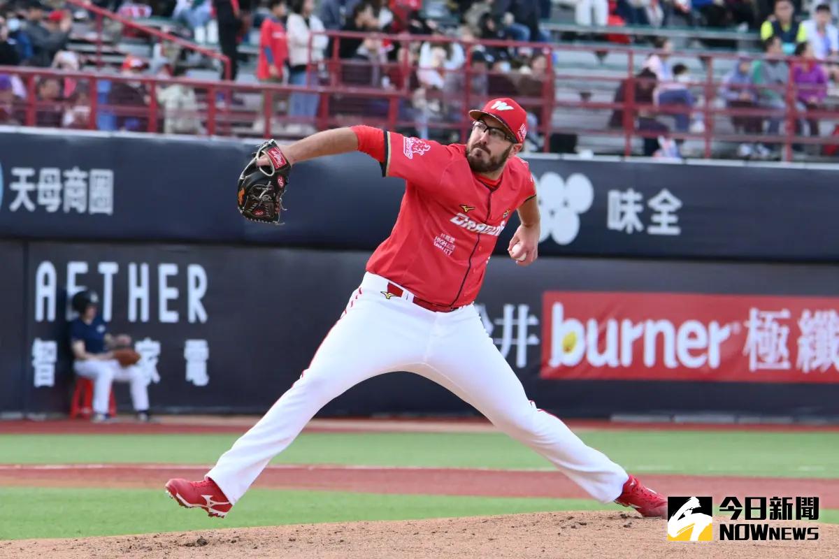 ▲味全龍洋投龍聖「手汗」問題嚴重，隨著天氣越熱，影響越大。（圖／記者林柏年攝）