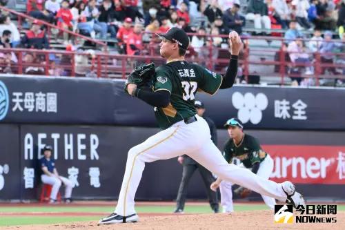 ▲台鋼雄鷹洋投石萬金初登板5局失3分，最終吞下敗投。（圖／記者林柏年攝）