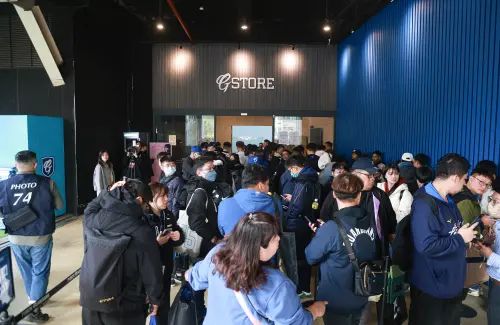開幕戰前,富邦悍將官方商品部販售女孩周邊商品,人潮絡繹不絕。(圖/記者葉政勳攝) ▲開幕戰前,富邦悍將官方商品部販售女孩周邊商品,人潮絡繹不絕。(圖/記者葉政勳攝)