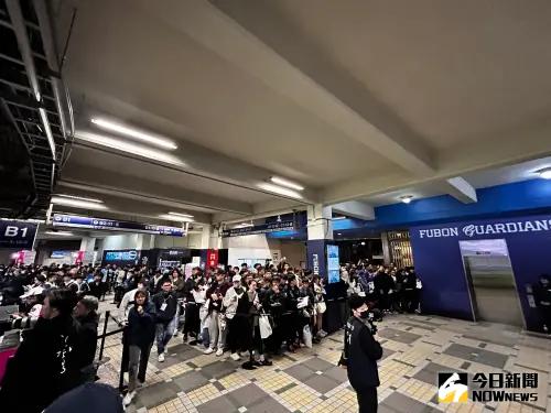 為等待李珠珢與其他女孩,許多球迷早早在電梯口卡位。(圖/讀者提供) ▲為等待李珠珢與其他女孩,許多球迷早早在電梯口卡位。(圖/讀者提供)