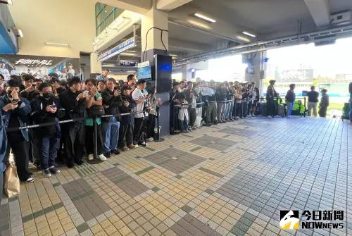 即便女孩都已入座,許多球迷選擇放棄觀看球賽,仍留在電梯口卡位。(圖/讀者提供) ▲即便女孩都已入座,許多球迷選擇放棄觀看球賽,仍留在電梯口卡位。(圖/讀者提供)