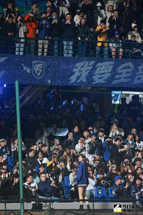 李珠珢應援時,不僅下層球迷用手機捕捉畫面,連上層球迷都在拍,畫面相當震撼。(圖/記者葉政勳攝) ▲李珠珢應援時,不僅下層球迷用手機捕捉畫面,連上層球迷都在拍,畫面相當震撼。(圖/記者葉政勳攝)