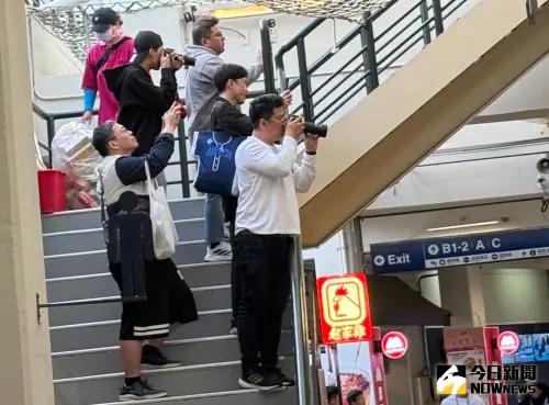 人人搶拍李珠珢,甚至出現球迷站在樓梯間,定點違規拍攝。(圖/讀者提供) ▲人人搶拍李珠珢,甚至出現球迷站在樓梯間,定點違規拍攝。(圖/讀者提供)
