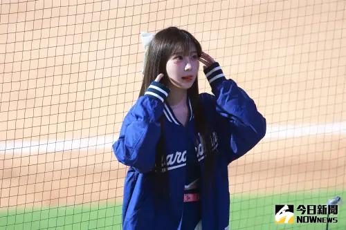 「李珠珢旋風」吹進新莊球場,前兩戰票房開出紅盤,共湧入2.2萬人。(圖/記者葉政勳攝) ▲「李珠珢旋風」吹進新莊球場,前兩戰票房開出紅盤,共湧入2.2萬人。(圖/記者葉政勳攝)