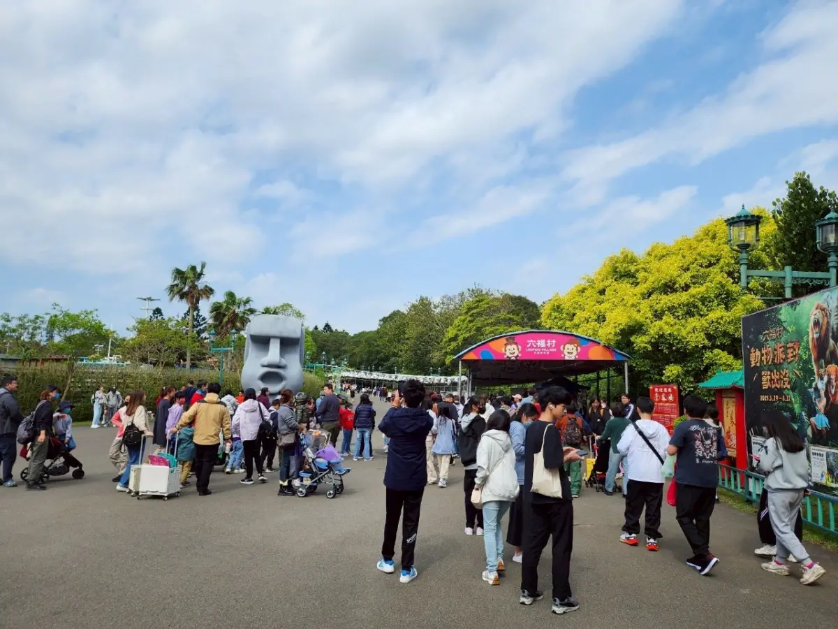 ▲六福村因應兒童節正值連假期間，特別推出「未滿18歲免費入場」的活動，首日3號就吸引大批人潮湧入園區遊玩。（圖/六福村臉書）
