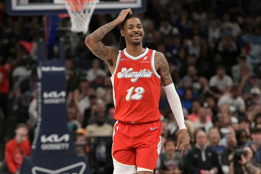 ▲Morant的開槍手勢僅遭到聯盟警告，並未禁止他的行為。獲得「無罪釋放」的Morant，今（4）日面對邁阿密熱火一戰，首節投進三分球後又比出招牌「開槍」手勢。（圖／美聯社／達志影像）