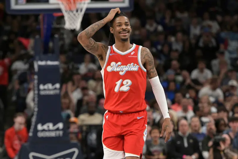 ▲Morant的開槍手勢僅遭到聯盟警告，並未禁止他的行為。獲得「無罪釋放」的Morant，今（4）日面對邁阿密熱火一戰，首節投進三分球後又比出招牌「開槍」手勢。（圖／美聯社／達志影像）