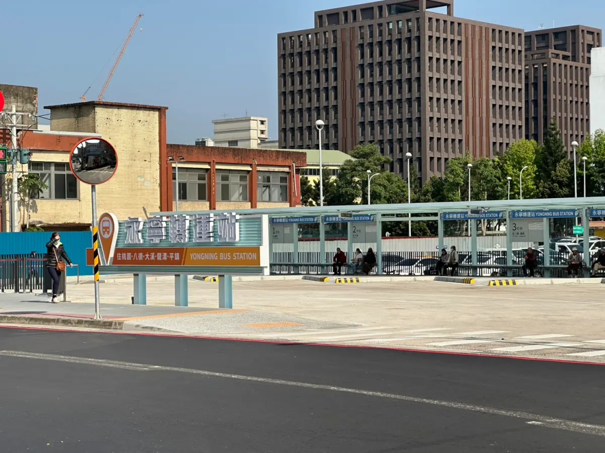 ▲永寧的各項生活機能快速發展中，在交通上隨著永寧轉運站完工，捷運有板南線、以及拚明年通車的三鶯線，讓永寧坐穩桃園往返雙北的第一站，也為當地房市帶來利多。（圖／信義房屋提供）