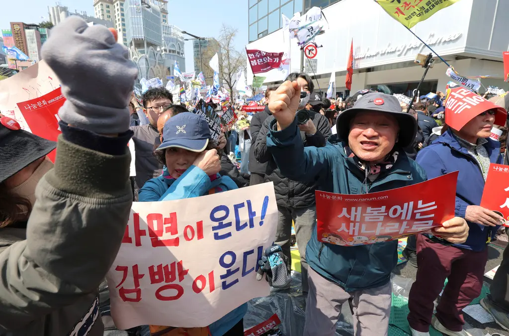 ▲尹錫悅遭罷免判決出爐後，要求彈劾的示威群眾隨即歡呼。（圖／美聯社／達志影像）