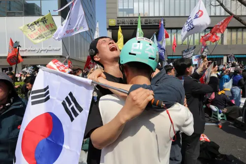▲尹錫悅遭罷免判決出爐後,有示威民眾雀躍擁抱彼此。(圖/美聯社/達志影像) ▲尹錫悅遭罷免判決出爐後,有示威民眾雀躍擁抱彼此。(圖/美聯社/達志影像)