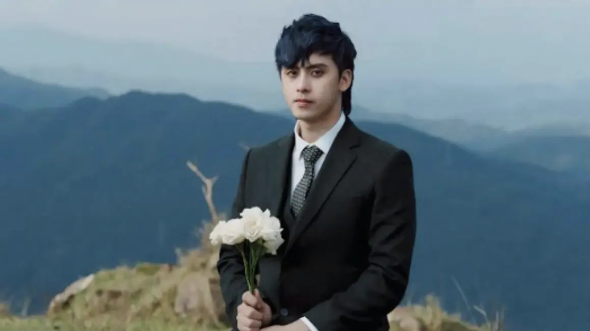 ▲29歲歌手田亞霍（如圖）推出新歌〈她沒有來參加我的告別式〉，在MV中舉辦自己的告別式，拍遺照、躺棺材樣樣來，也邀來「鄉民女神」鄔又曦飾演劇中女友，上演痛哭淚別戲碼。（圖／猫少娛樂工作室提供）