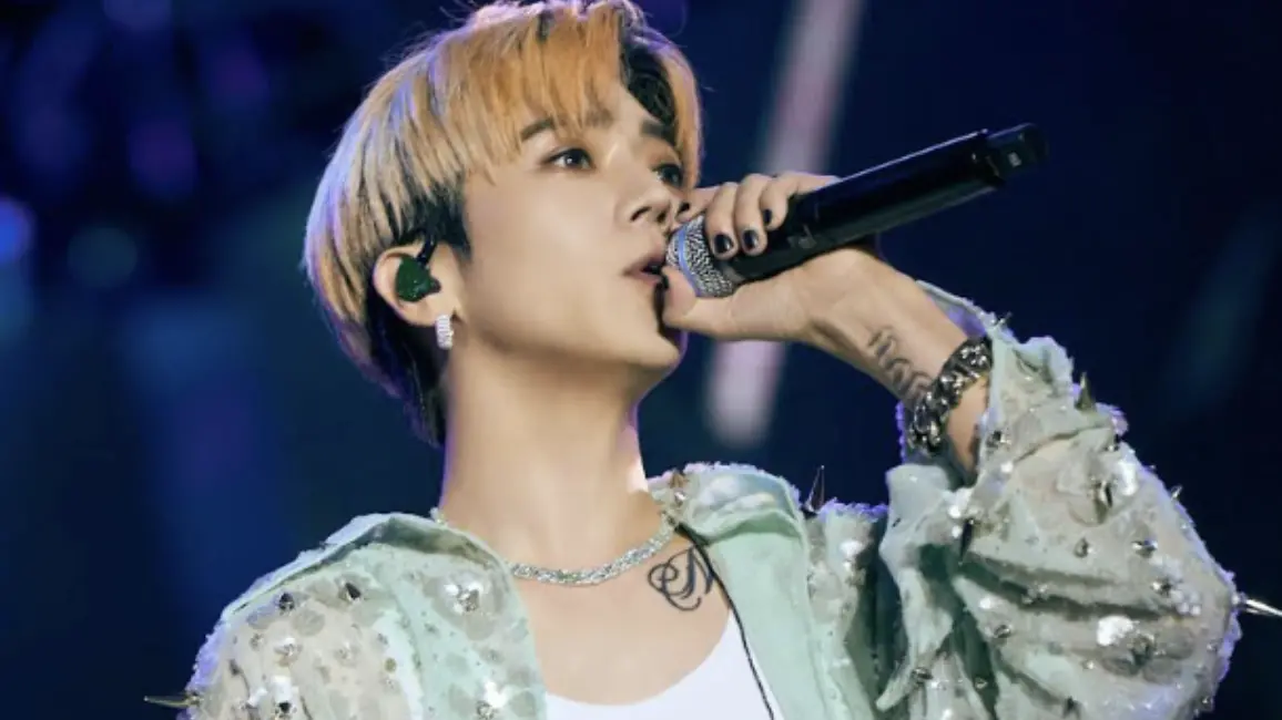 ▲畢書盡（如圖）昨（3）日出席台中大甲媽祖遶境「媽祖之光」表演，驚喜合體男團Ozone暖唱情歌〈流星雨〉，組成限定全新男團致敬F4，台下粉絲看到這畫面，紛紛感動到眼眶含淚。（圖／索尼音樂提供）