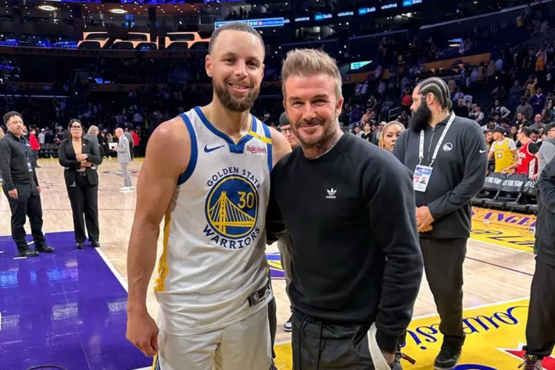 ▲勇士官方社群媒體分享了一張Stephen Curry與足球傳奇David Beckham的合影，這一場比賽Curry狂砍37分，讓湖人主場球迷也高呼MVP。（圖／美聯社／達志影像）