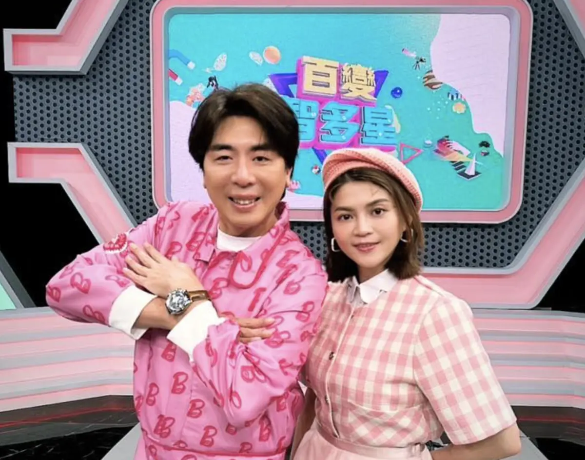 ▲葉欣眉（右）日前與梁赫群一起主持《百變智多星》，她因健檢發現直腸長腫瘤，被醫生認為是「類癌」，進醫院動手術，雖然開刀順利，之後發燒住院5天4夜，但恢復情況良好。（圖／摘自 百變智多星 粉絲頁）