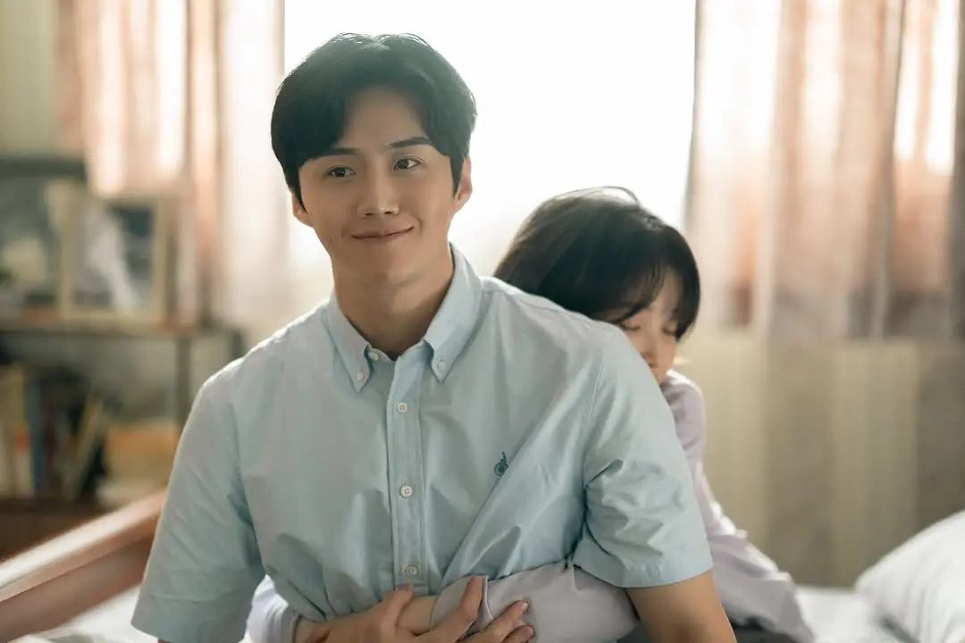 ▲金宣虎（如圖）在《苦盡柑來》中有酒醉求婚的橋段，IU跟導演都表示這段內容劇本沒有寫，全是金宣虎的即興發揮，讓IU也看傻稱讚他太會演了。（圖／Netflix Korea YouTube） 