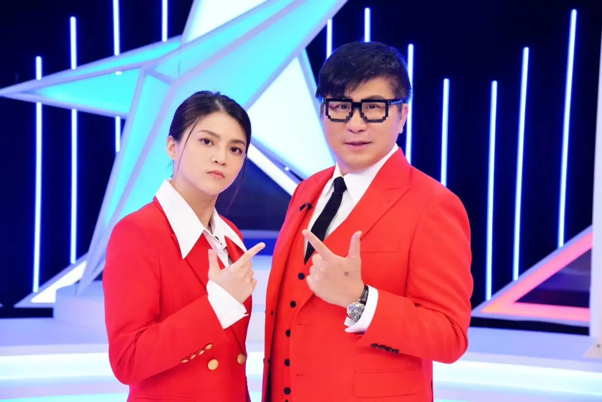 ▲葉欣眉（瑪莉亞）曾和胡瓜一起主持衛視中文台的《歡樂智多星》，節目因衛視中文台撤出台灣而結束。（圖／葉欣眉臉書）