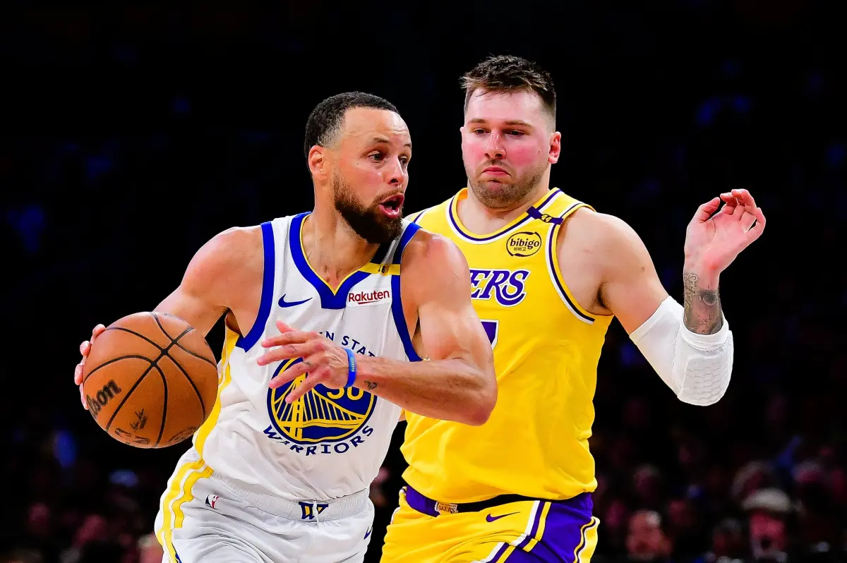 ▲勇湖大戰經典對決，Stephen Curry破壞湖人防線，連Doncic也難擋。（圖／美聯社／達志影像）