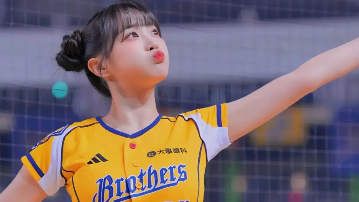 ▲韓籍啦啦隊女神邊荷律（如圖）曬出自己在飛機上敲打抱枕討吃的可愛影片，讓乖姐哭笑不得：「那個…叫妳拍影片…不是拍這種的。」（圖／邊荷律IG）