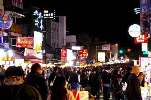 ▲墾丁大街同樣人聲鼎沸，夜間更是熱鬧非凡。（圖／屏東縣府提供）