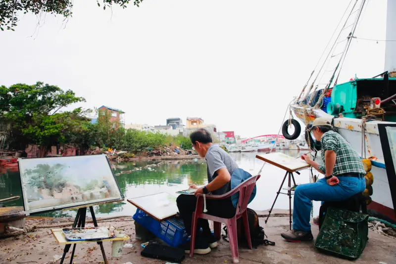 ▲寫生活動首度移師東港，家長陪同孩子作畫，多位藝術家也運用不同視角與媒材創作。（圖／屏東縣府提供）