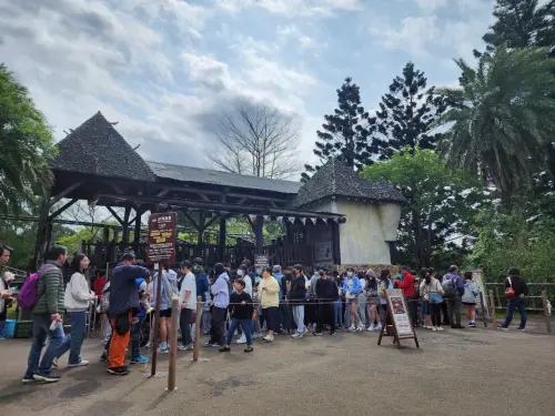 兒童連假免費入園大批未成年閉園沒車搭 六福村調度接駁巴士疏運