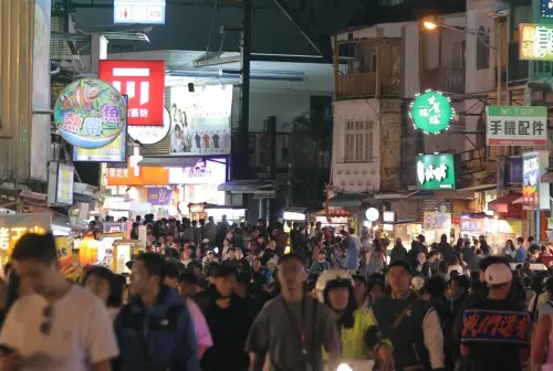 比暑假還誇張！光復節連假小琉球、墾丁擠爆　遊客：下海要排隊
