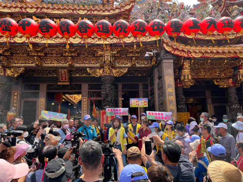 ▲氣象署今日由署長呂國臣及資深預報員伍婉華帶領氣象署團隊，在鎮瀾宮前播報氣象。（圖／中央氣象署提供）