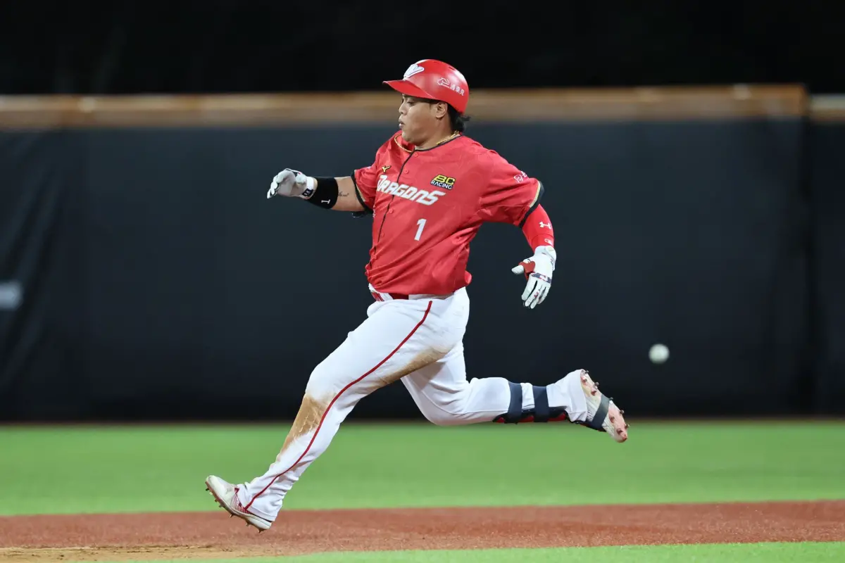 ▲味全龍陳子豪嘗試盜壘，卻被觸殺在二壘前。（圖／味全龍提供）